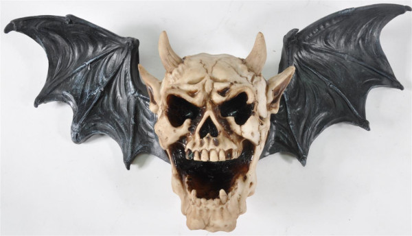 Totenkopf m. Flügel BB ca. 42x11x23 cm